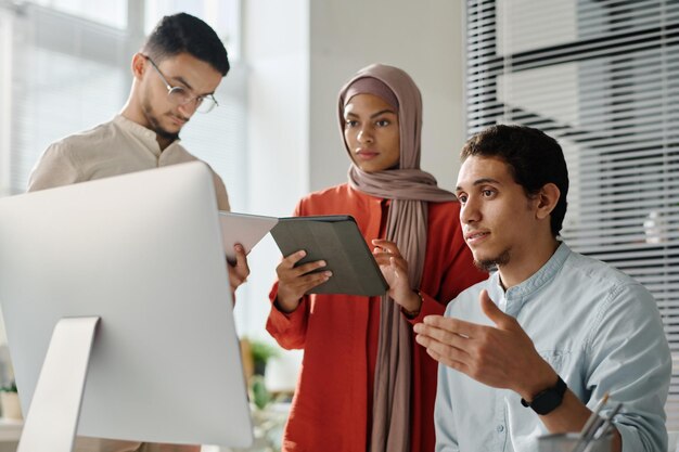 Trabalho em equipa de três jovens directores de escritório