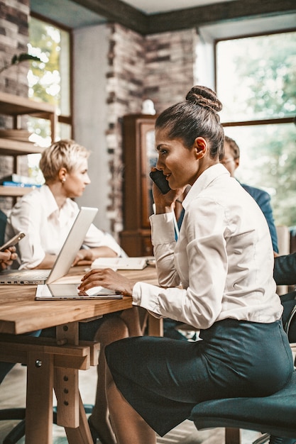 Trabalho em equipe bem sucedido de jovens empresários