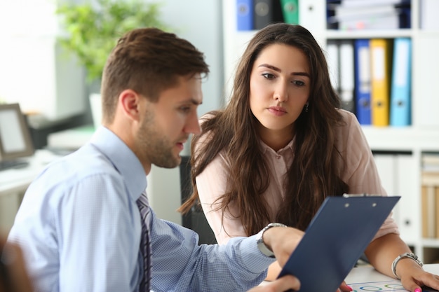 Trabalho em equipe bem sucedido de mulher e homem