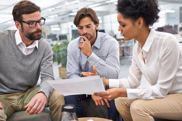 Foto trabalho em equipe criativo e reunião ou discussão com papelada no escritório para planejamento de projetos e revisão de estratégia colaboração de funcionários e diversidade com conversas de startup ou documentos e escuta