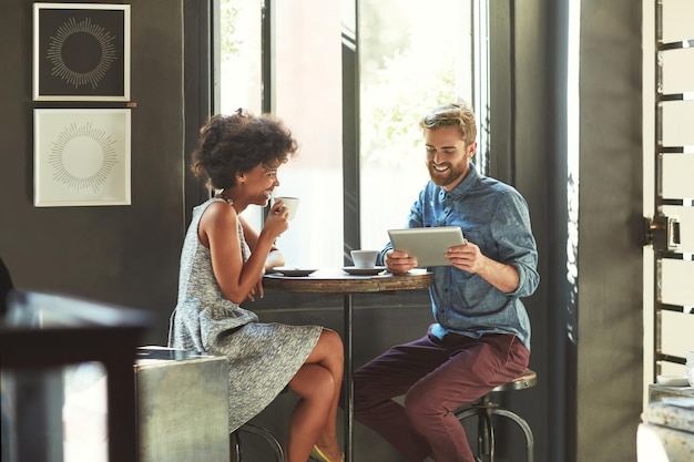 Foto trabalho em equipe de cafeteria tablet e conversa feliz em equipe sobre vendas de clientes de restaurantes de varejo ou serviço de loja de café lendo o parceiro de diversidade de resumo da web e as pessoas planejam o crescimento da franquia