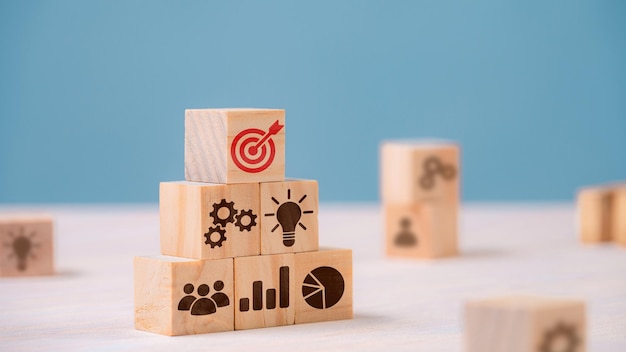 Trabalho em equipe de negócios bem-sucedido Capacitando os funcionários para novos projetos e liderança Sucesso em ambientes corporativos bloco de madeira com ícone no objetivo e conceito de sucesso