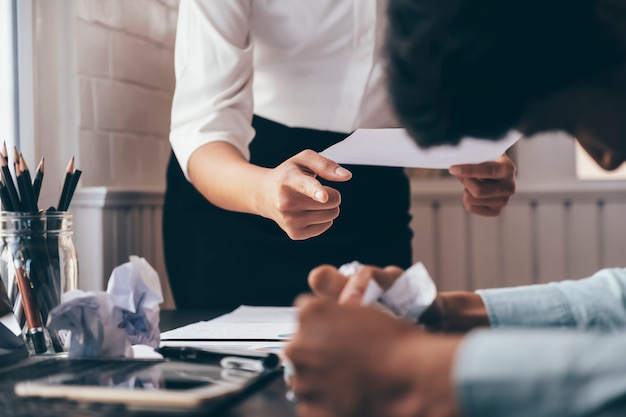 Trabalho em equipe de negócios, culpando o parceiro e a discussão séria.