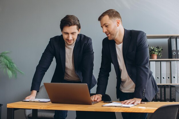 Trabalho em equipe de negócios dois empresários corporativos trabalhando juntos no laptop