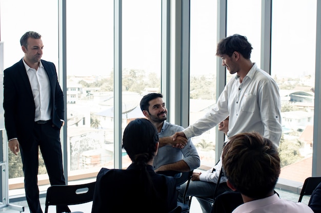 Trabalho em equipe de negócios na sala de reuniões.