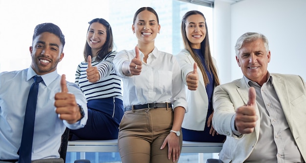 Foto trabalho em equipe de pessoas de negócios e polegares para cima no retrato do escritório para motivação de acordo ou diversidade homens mulheres e junto com sim ícone e emoji em sorriso de solidariedade ou apoio na agência financeira