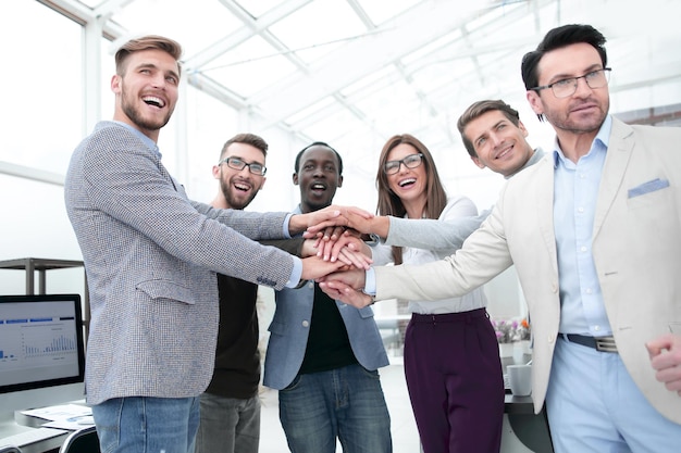 Trabalho em equipe de pessoas de negócios empilhando as mãos mostrando unidade