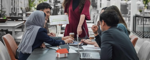 Trabalho em equipe de projetos profissionais de negócios com as mãos juntas grupo reunião de trabalho sucesso do projeto brainstorming ideia estratégia da comunidade smilexa