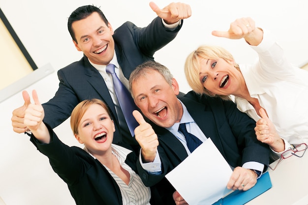 Foto trabalho em equipe, discussão no escritório