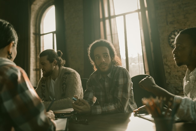 Trabalho em equipe do grupo de negócios multi-étnica no espaço de trabalho