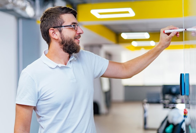 Trabalho em equipe e conceito de planejamento Empresário criativo escrevendo a bordo no escritório