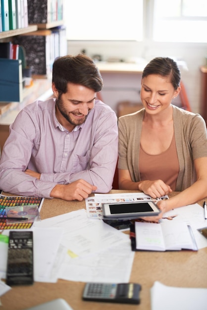 Foto trabalho em equipe e design de tablets com pessoas de negócios criativas no escritório juntos para planejar colaboração tecnológica ou internet com homem e mulher designer no local de trabalho para reunião ou discussão