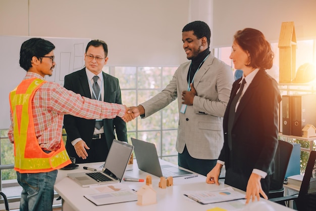 Trabalho em equipe Equipe de negócios juntando as mãos parceiros de amizade