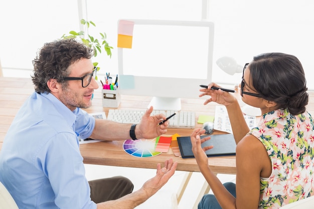 Trabalho em equipe interagindo em torno de fotos