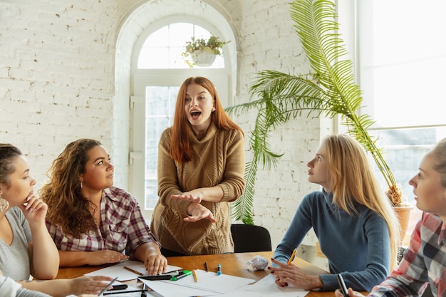 Trabalho em equipe. jovens discutindo sobre direitos e igualdade das mulheres no escritório. mulheres de negócios ou trabalhadores de escritório caucasianos têm reuniões sobre problemas no local de trabalho, pressão masculina e assédio.