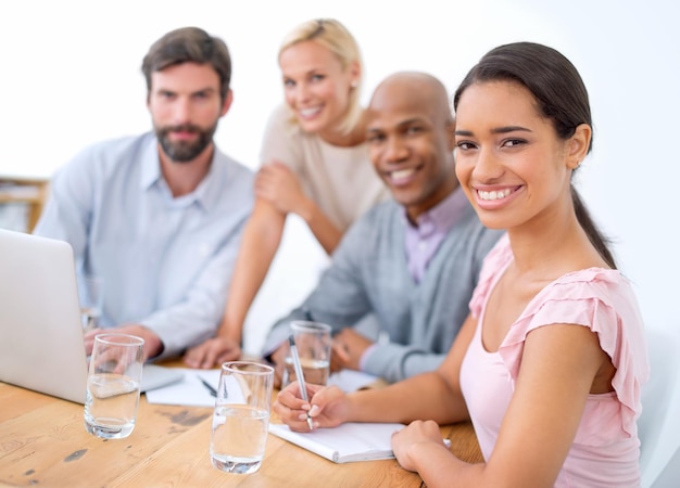 Trabalho em equipe no escritório Foto de empresários sorridentes em uma reunião de negócios