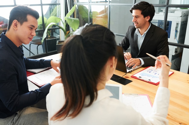 Trabalho em equipe no escritório