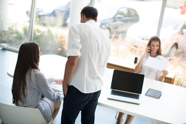 Trabalho em equipe no escritório