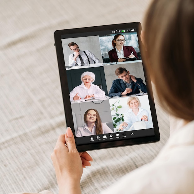 Trabalho em equipe online Bate-papo por vídeo em grupo Teleconferência corporativa Colegas de trabalho discutindo projeto na tela do tablet no escritório digital