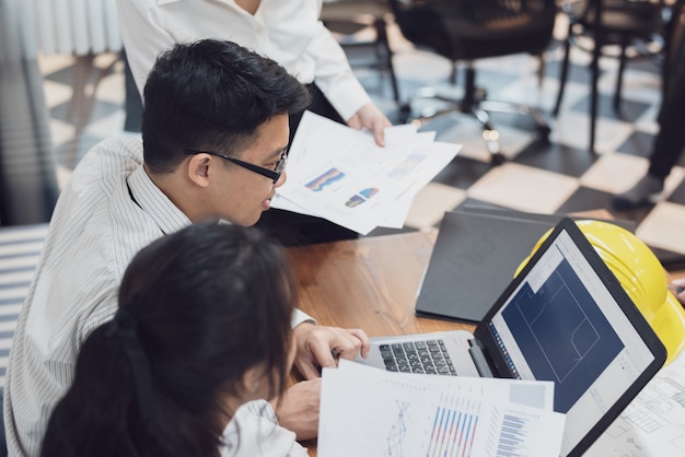 trabalho em equipe sentindo-se exausto e deprimido