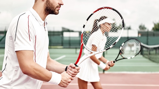 Trabalho em equipe: uma mulher bonita e um homem bonito estão totalmente focados no jogo