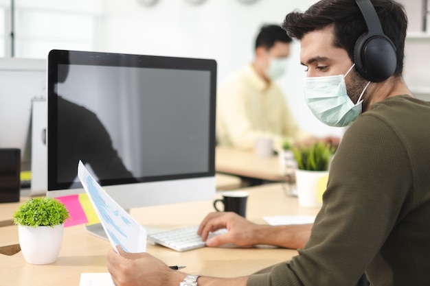 Foto trabalho empresarial no escritório com máscara facial, quarentena de distanciamento social durante covid19 afeta