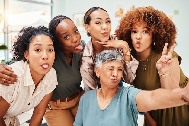 Foto trabalho engraçado e retrato de mulheres com uma selfie para unir diversão no escritório e expressão cômica diversidade corporativa e funcionárias tirando uma foto com um gerente para colaboração ou força de trabalho