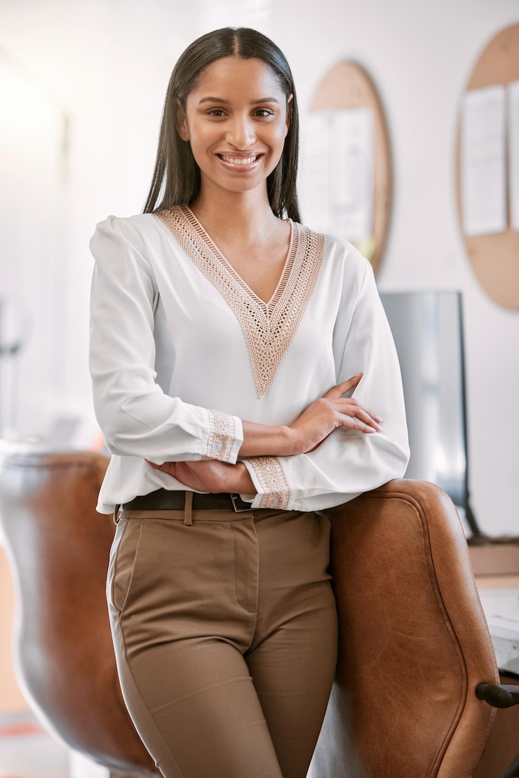 Foto trabalho feliz e retrato de mulher no escritório para carreira profissional administração e ambição consultor braços cruzados e rosto com confiança para o orgulho da empresa e emprego em agência corporativa
