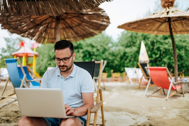 Trabalho freelance na praia.