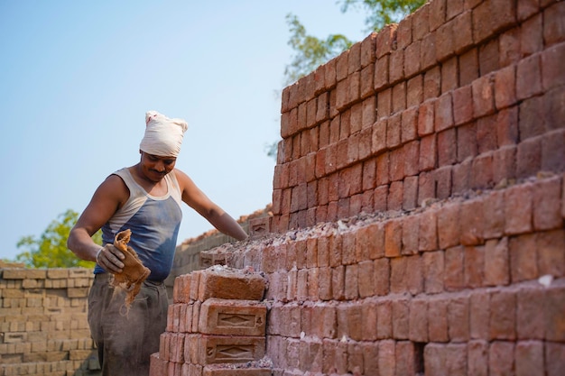 Trabalho indiano trabalhando na fábrica de tijolos