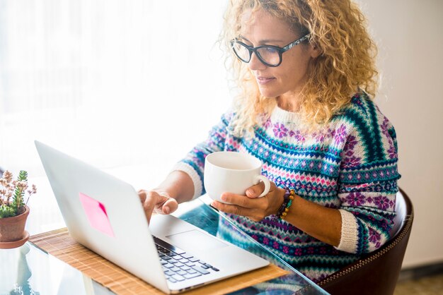 Trabalho inteligente e pioração de escritório alternativo com pessoas modernas, mulher caucasiana trabalhando em casa