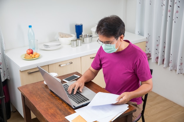 Foto trabalho masculino em casa para ajudar a proteger a infecção por coronavírus (covid-19) de fora