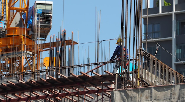 Trabalho ou trabalhador no canteiro de obras e material industrial e vista de alto ângulo.