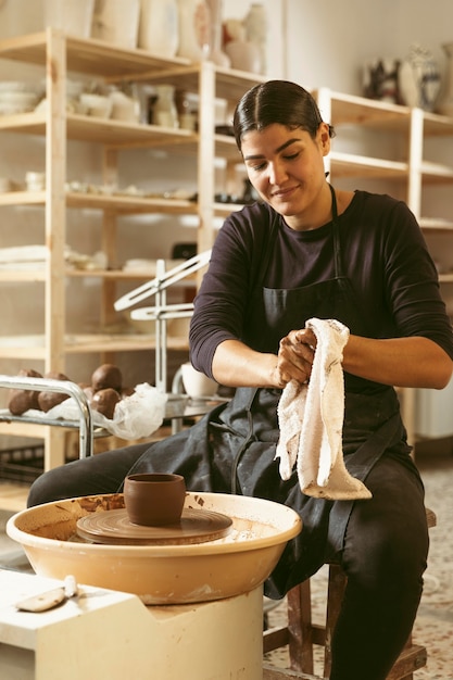 Foto trabalho profissional de artesão na oficina