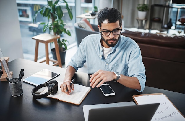Trabalho remoto de laptop e homem fazendo pesquisa enquanto trabalhava em um projeto freelance criativo em sua casa Leitura de tecnologia e freelancer masculino planejando uma estratégia de negócios no computador na sala de estar