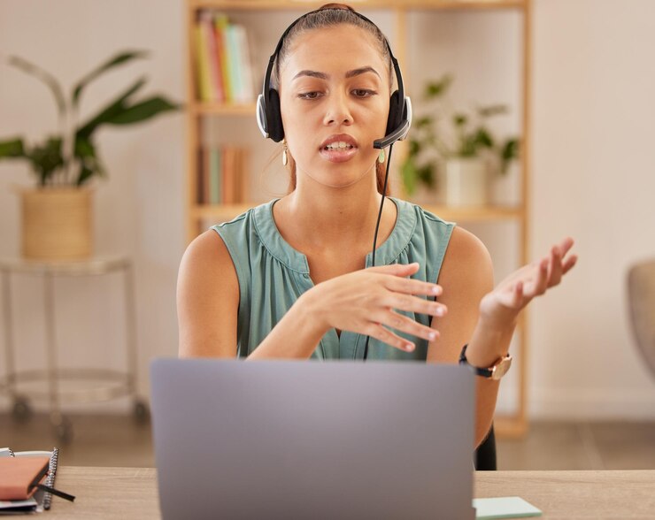 Foto trabalho remoto de laptop ou mulher com fones de ouvido em call center para e-commerce ou aconselhamento de telemarketing assistente virtual de serviço ao cliente ou consultora feminina com fone de ouvido de suporte técnico para comunicação