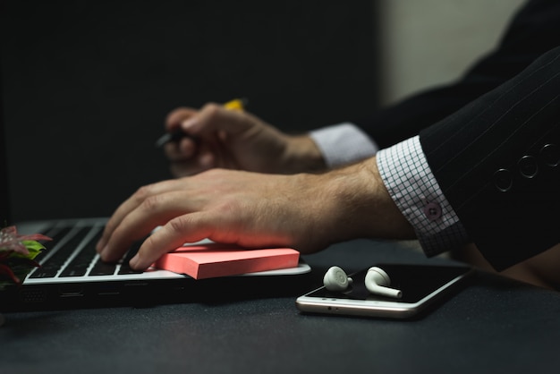 Trabalho remoto em casa, imagem de close-up de um jovem gerente profissional masculino com um laptop.