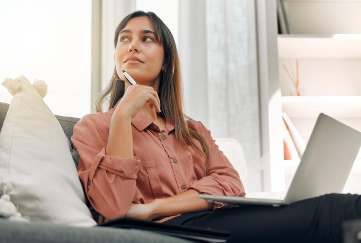 Foto trabalho remoto em casa pensando e mulher com laptop planejamento e ideias para projeto pessoa copywriter e freelancer no sofá pc ou ideias para proposta brainstorming e decisão com escolha