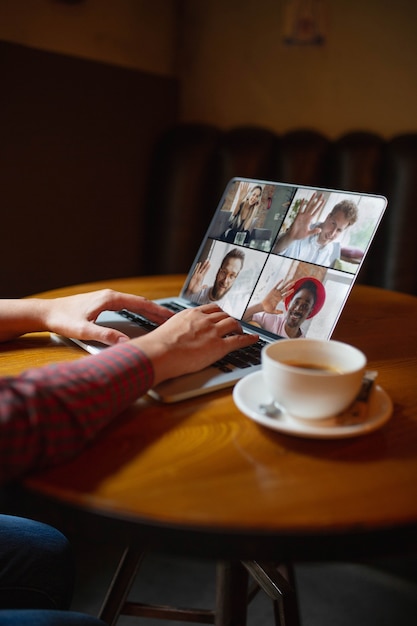 Trabalho remoto. local de trabalho em bar, restaurante, escritório com pc, dispositivos e gadgets.