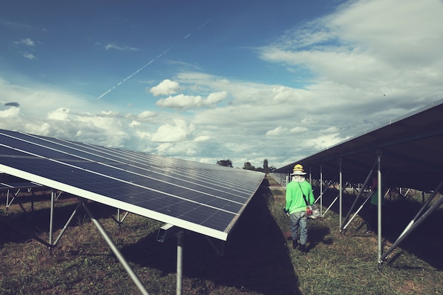 Foto trabalho trabalhando na limpeza de usina de energia solar