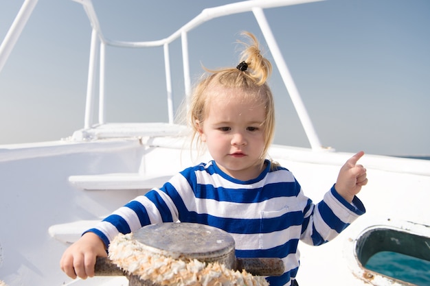 Trabalhos de entretenimento. Menino aproveita o navio de cruzeiro do mar de férias. Marinheiro criança. Marinheiro de menino viajando mar. Iate do mar do marinheiro da camisa listrada do menino viajar ao redor do mundo. Pequeno viajante do mar. Coletando memórias.