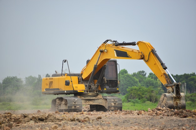 Trabalhos de escavação no canteiro de obras