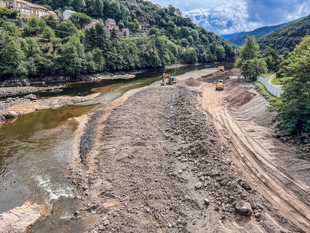 Trabalhos de manutenção no reservatório de água de uma barragem hidroelétrica