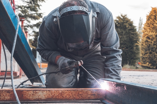 Trabalhos de soldagem, Soldagem em oficina. Trabalho em metal e faíscas. Construção e conceito Industrial.