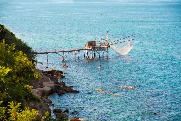 Un trabocco tradicional de pesca de madera en el mar en Italia