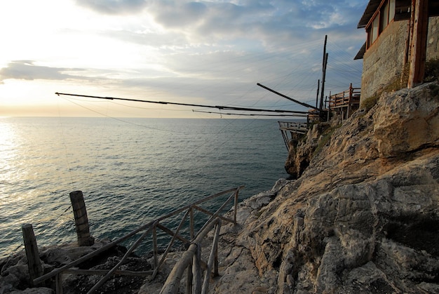 Trabucco auf dem Sonnenuntergang in Apulien Italien