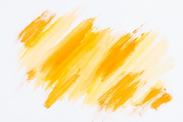 Foto traçado de pincel amarelo abstrato em fundo branco