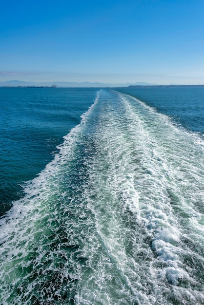 Traço de um grande navio no Oceano Pacífico perto de Vancouver, Colúmbia Britânica.