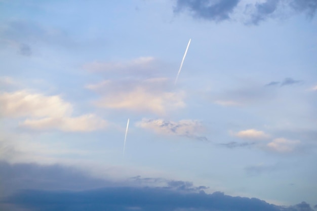 Foto traços de aeronaves no céu azul