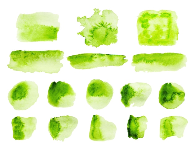 Traços de aquarela verdes e manchas isoladas no fundo branco